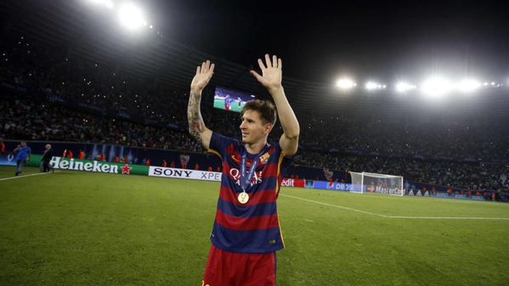 Messi saluda al público tras ganar la final de la Supercopa de Europa. Twitter