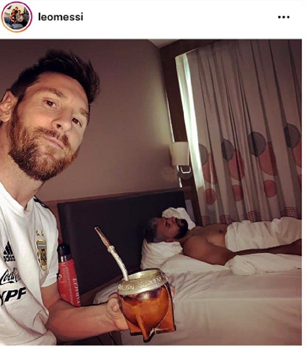 La blague de Messi à Agüero : selfie alors qu'il dort. Capture/LeoMessi