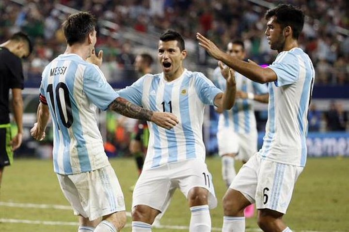 Agüero bromea con el debut de Messi y el espontáneo que lo asaltó