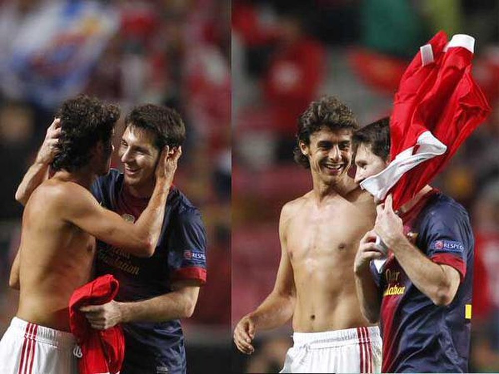 Messi y Aimar saludándose durante un encuentro. Twitter.