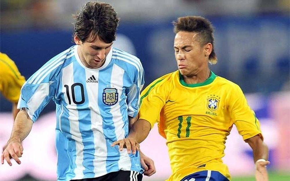 Messi e Neymar podem ser os próximos a gravas as suas pegadas no Maracaná. EFE