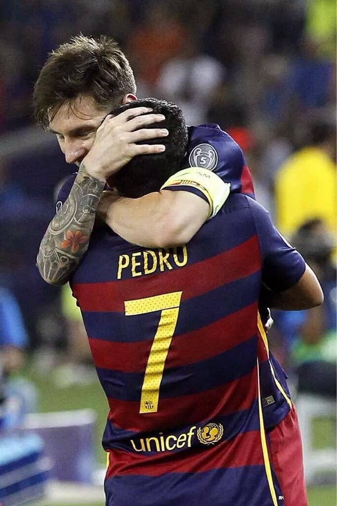 Messi y Pedro se funden en un abrazo tras vencer en la Supercopa de Europa. Twitter