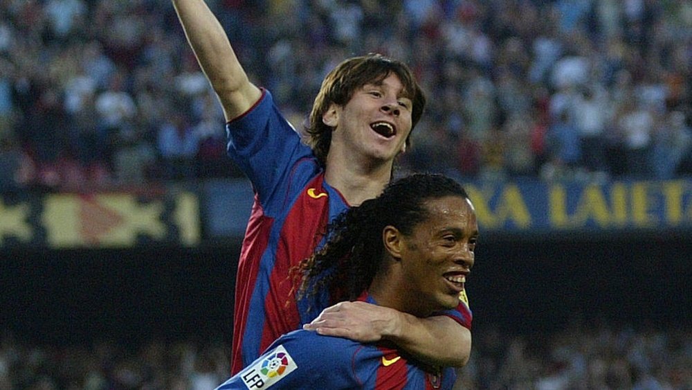 Messi et Ronaldinho fêtent le premier but de l'Argentin, le 1er mai 2005 face à Albacete. AFP