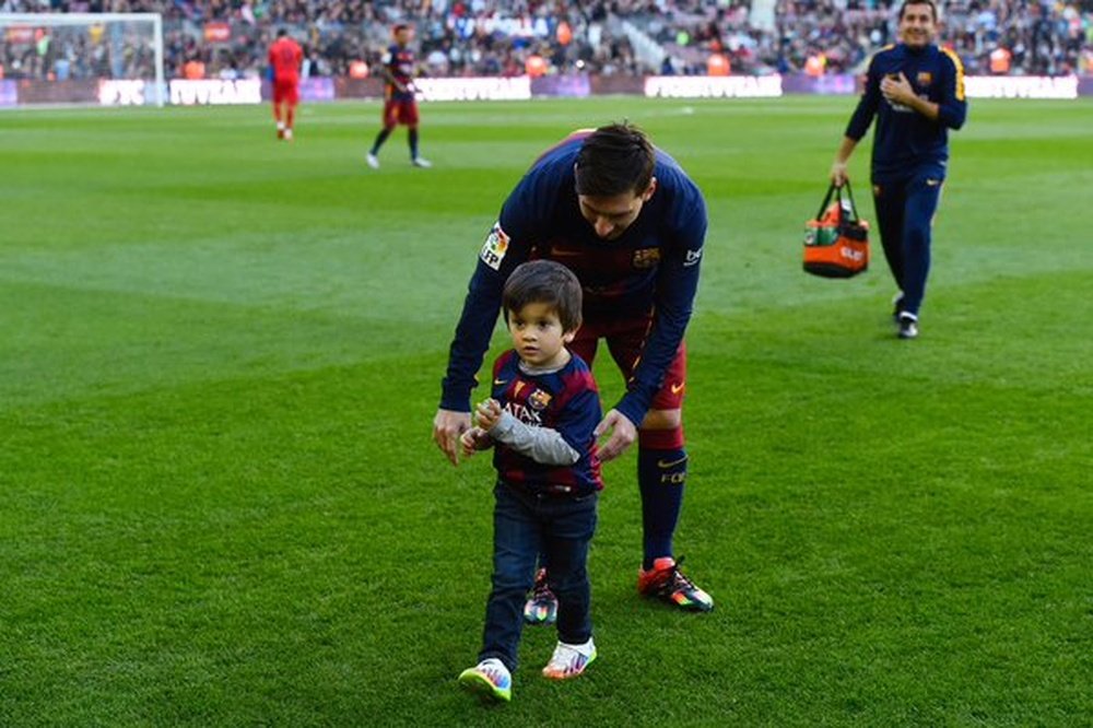 Messi y su hijo en el césped del Camp Nou. Twitter