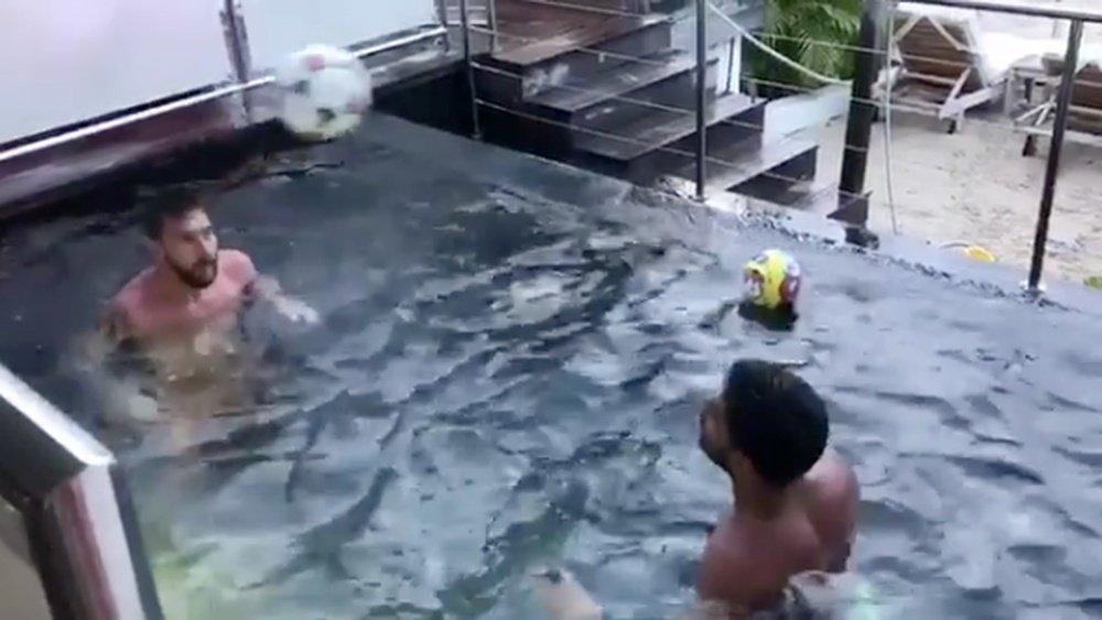 Competitivos hasta en la piscina. Instagram/LeoMessi