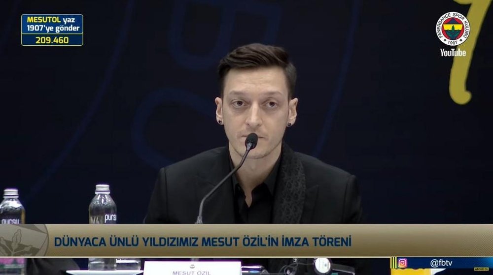 Özil fue presentado por el Fenerbahçe. Captura/YouTube/FenerbahçeSK
