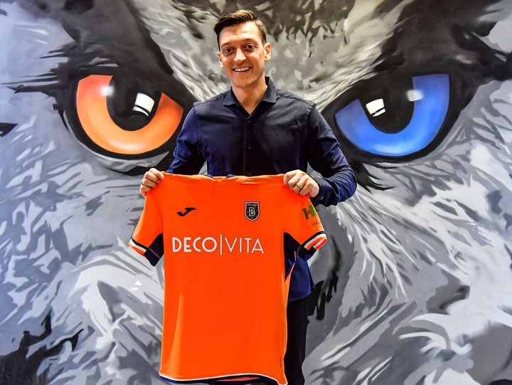 OFFICIAL: Ozil completes move to Istanbul Basaksehir