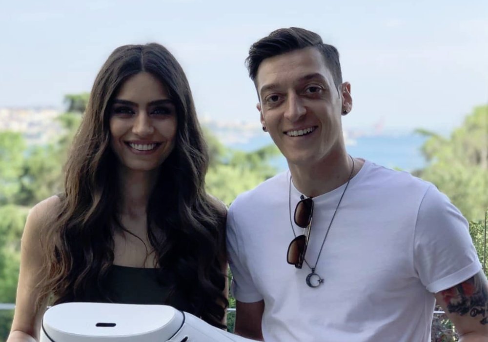 Özil y Amine Gulse protagonizaron un matrimonio benéfico. Twitter/MesutOzil1088