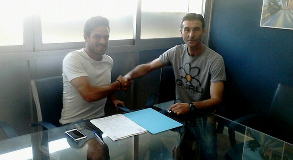 'Mica' Pinto, en el momento de firmar su contrato como nuevo jugador del Recreativo de Huelva. RecreativoHuelva