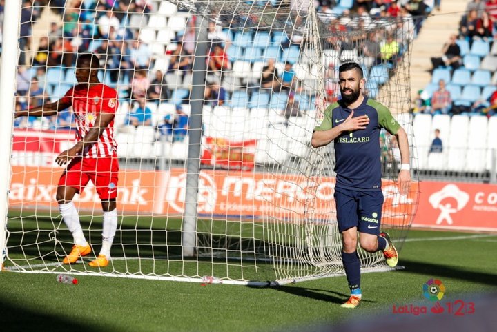 El Sporting de Gijón culmina su escalada en Almería