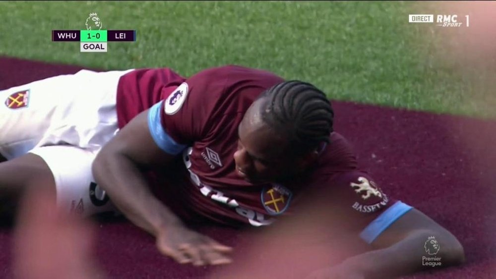 Michail Antonio se puso cariñoso con una moqueta tras marcar. Captura/RMCSport