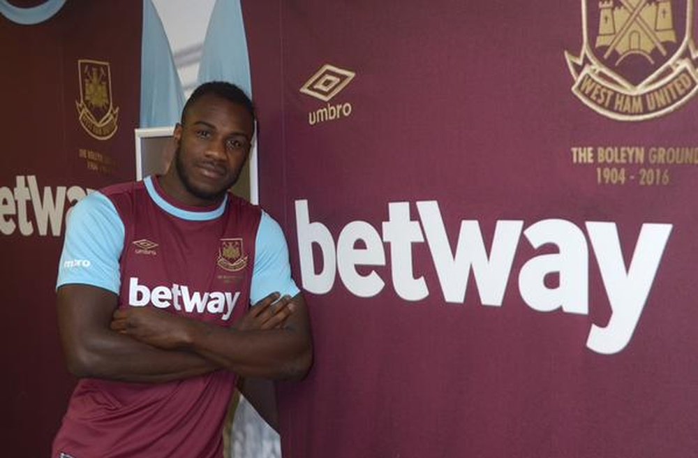 Michail Antonio posa con los colores del West Ham. Twitter