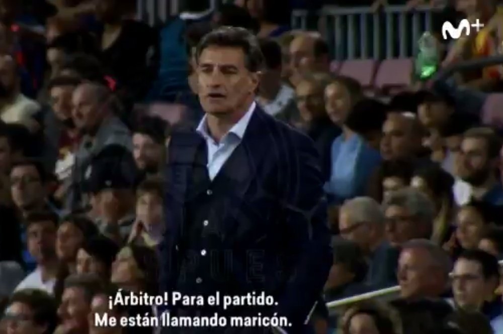 Míchel, hablando con el árbitro en el Barcelona-Málaga. Movistar+