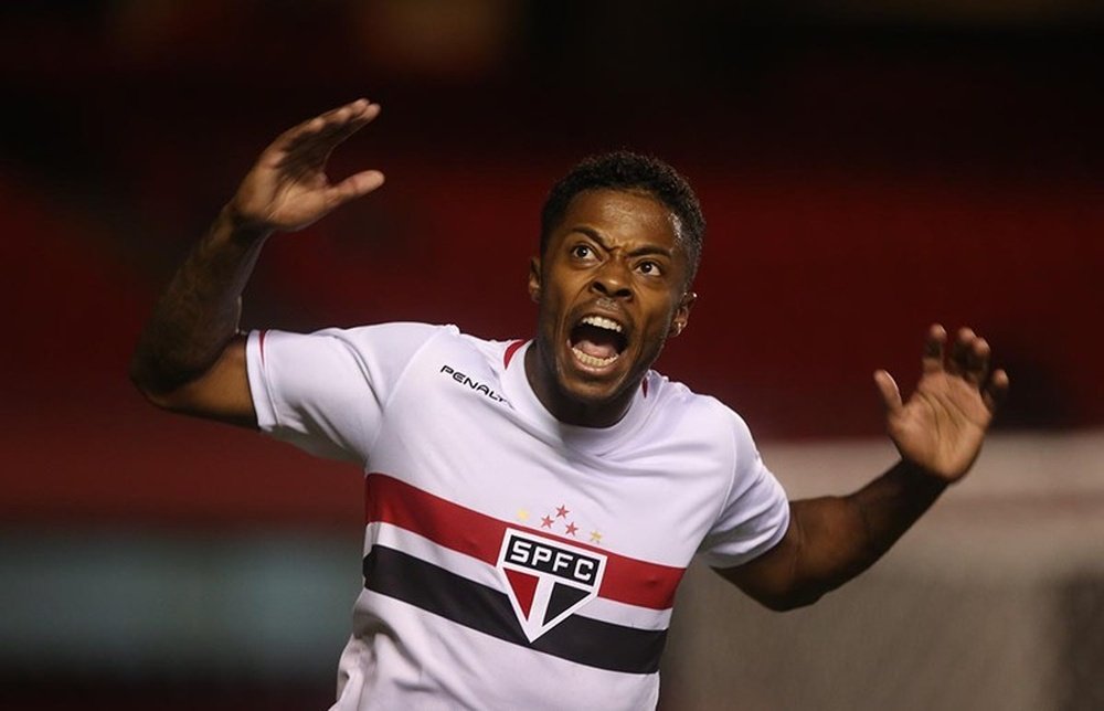 Michel Bastos gesticula en un partido del Sao Paulo. SaoPauloFC