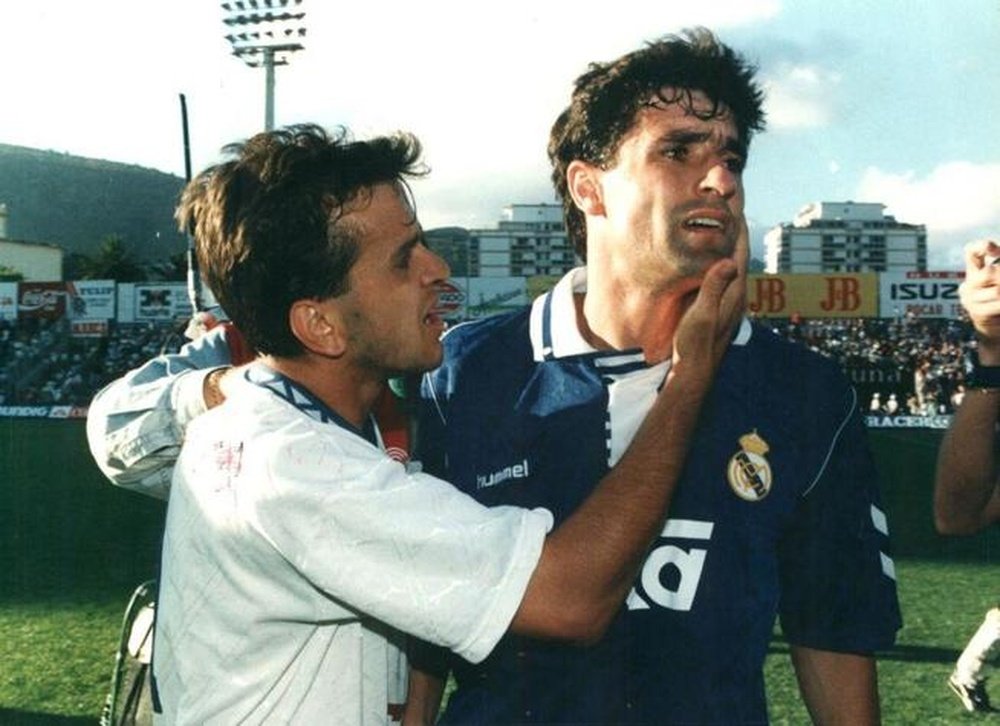 Míchel es consolado por Quique Estebaranz tras perder la Liga con el Real Madrid en Tenerife.