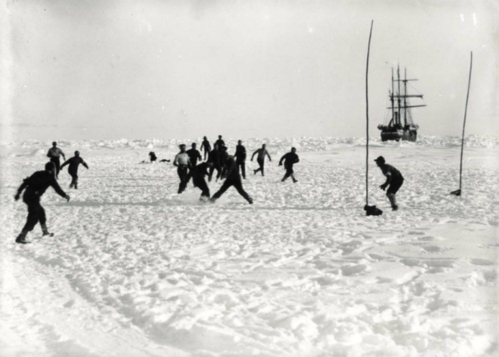Expedicionarios del 'Endurance', jugando un partido de fútbol sobre el hielo. FrankHurley