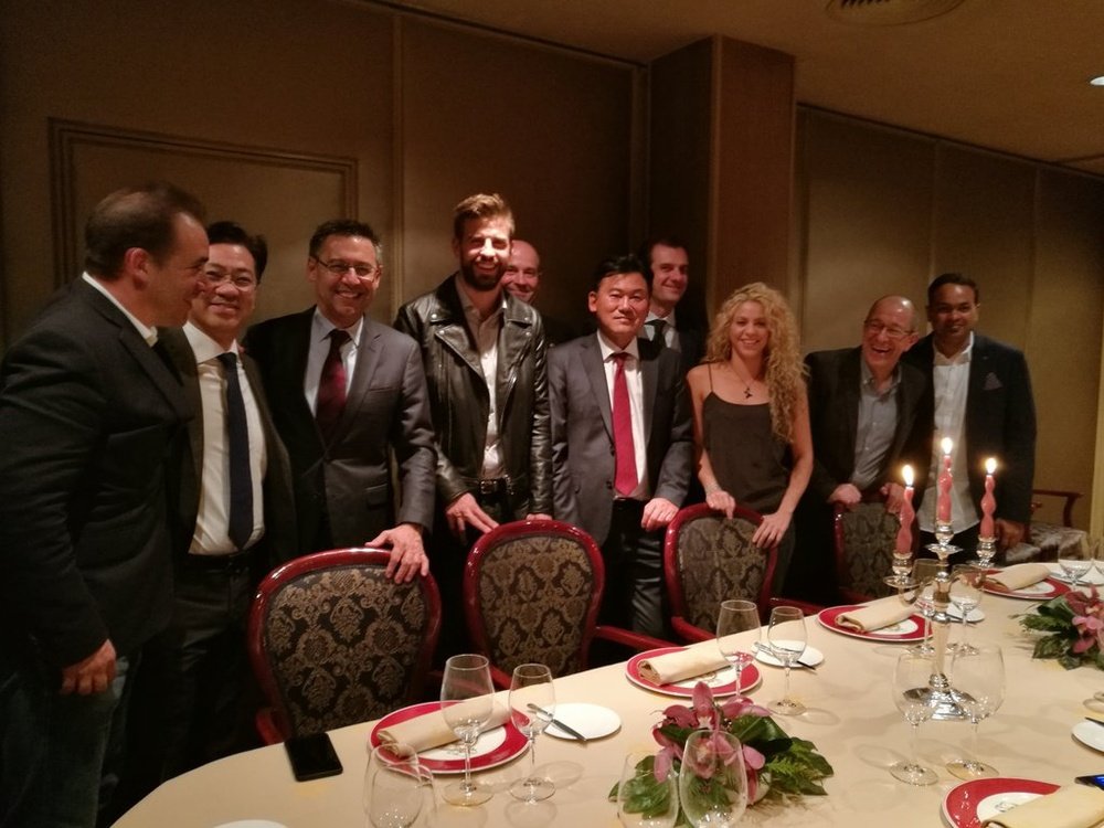 Miembros de Rakuten y el FC Barcelona, celebrando el pacto de patrocinio. HMikitani