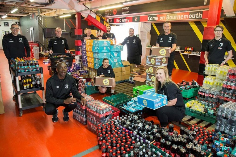 Bournemouth faz gigante doação de alimentos. Twitter/AFCBournemouth
