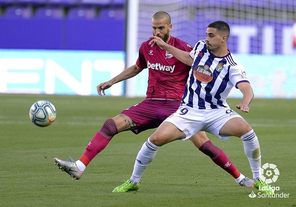 El Leganés ha anunciado la llegada de Miguel (d), en calidad de cedido. LaLiga/Archivo