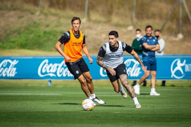 Miguel De la Fuente ya entrena con sus nuevos compañeros. Twitter/Alaves