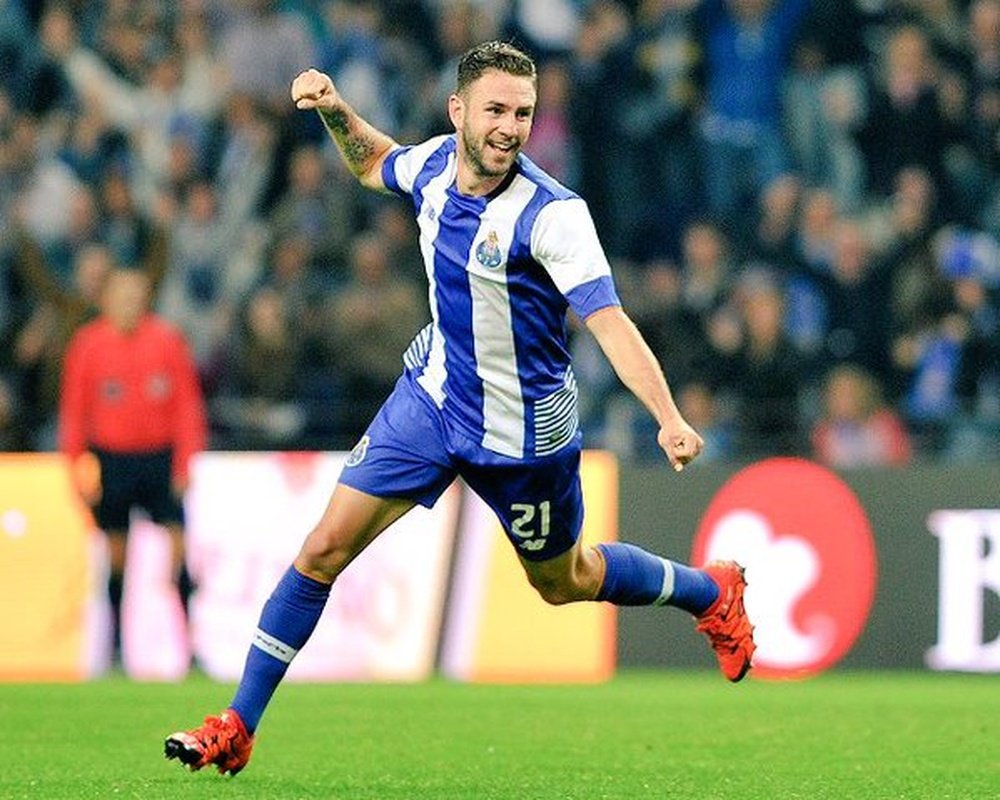 Miguel Layún, futbolista del Oporto, celebra un gol en un partido. Twitter