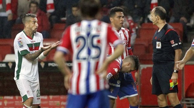 Miguel Lopes (i) pide explicaciones al árbitro en el Sporting-Granada, tras ver la segunda amarilla y la posterior roja. Twitter