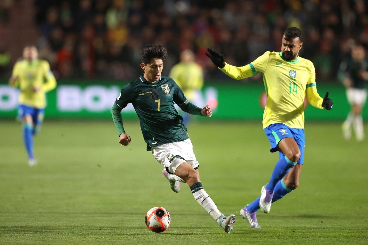 A Bolívia voltou a sonhar com a Copa do Mundo depois de mais de três décadas, graças à renovação liderada pelo técnico Óscar Villegas, cujo principal nome é o internacional Miguel Terceros, jogador do América-MG (Brasil) que, aos 21 anos, marcou o gol decisivo contra a Seleção Brasileira e levou a Verde para a repescagem.