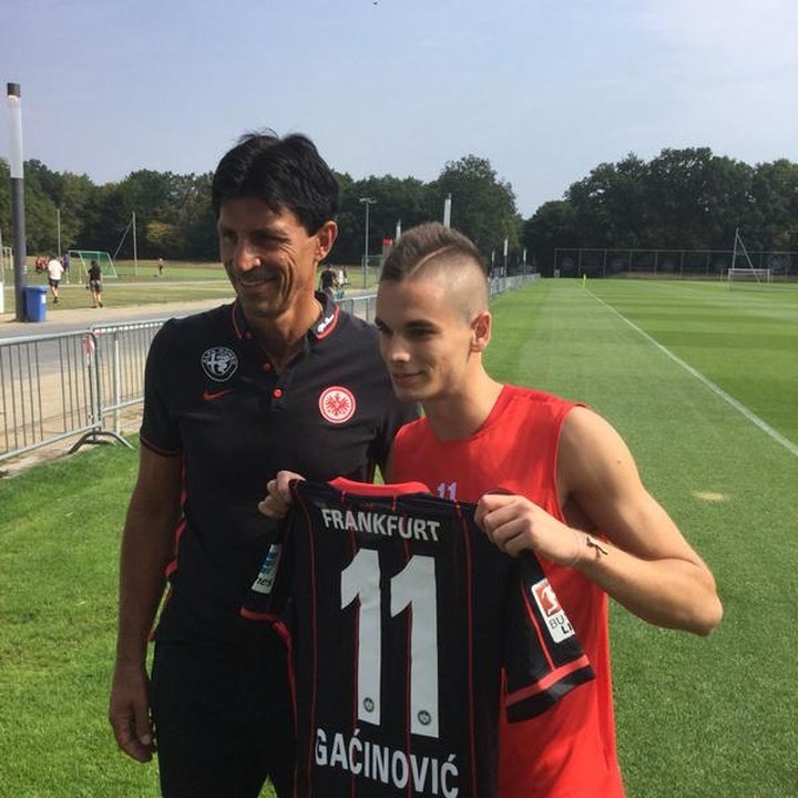 El Eintracht Frankfurt ata a la joven promesa Mijat Gacinovic