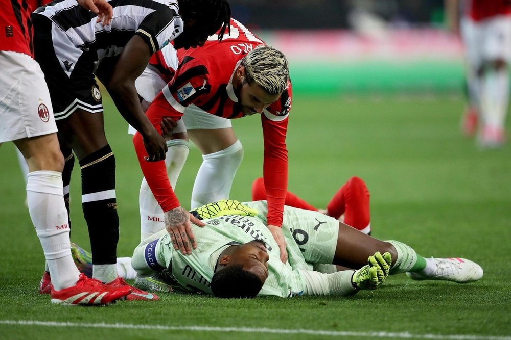 Maignan had to leave the game after a collision with team-mate Jimenez. EFE