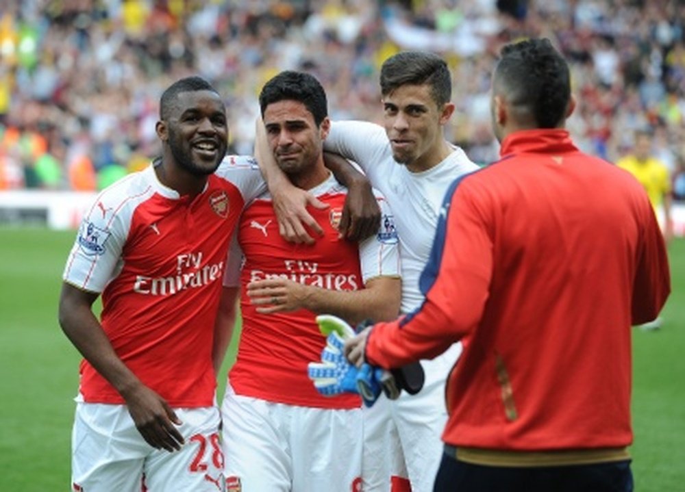 Mikel Arteta se retira visiblemente emocionado, acompañado de sus compañeros, tras despedirse del Emirates Stadium en su último partido como jugador del Arsenal. Arsenal
