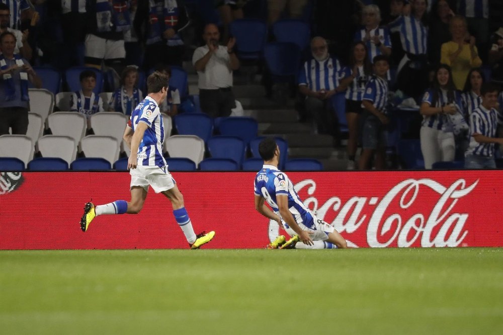Mikel Merino jugó frente al United pese a que se le salió el hombro. EFE