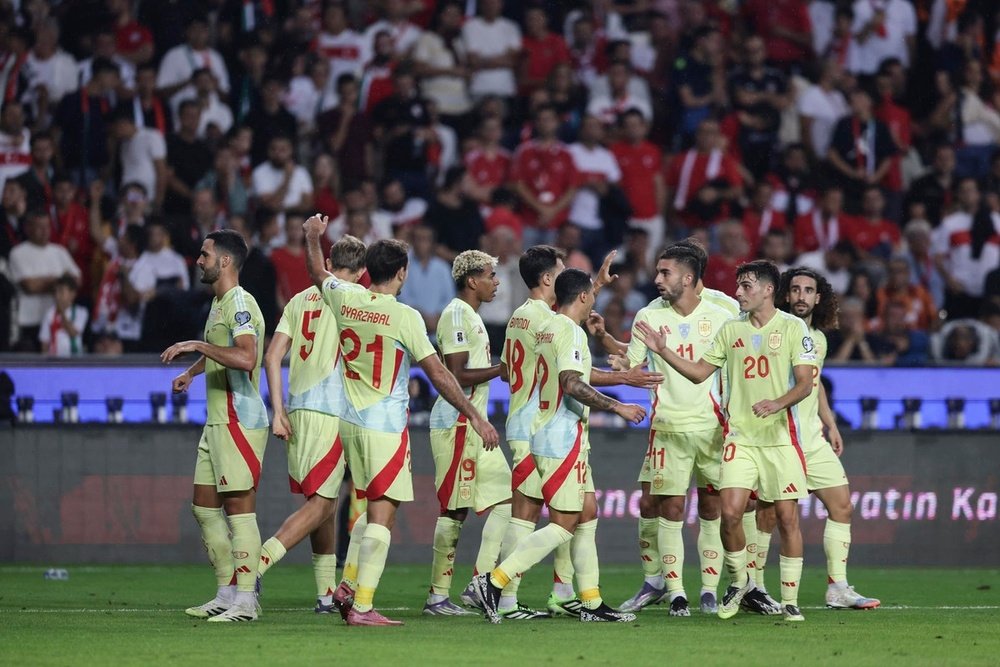 España enlaza 27 partidos de torneo oficial sin perder. EFE