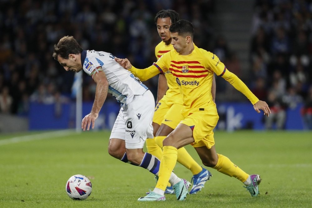 La Real Sociedad protestó un posible penalti de Jules Koundé sobre Mikel Oyarzabal. EFE