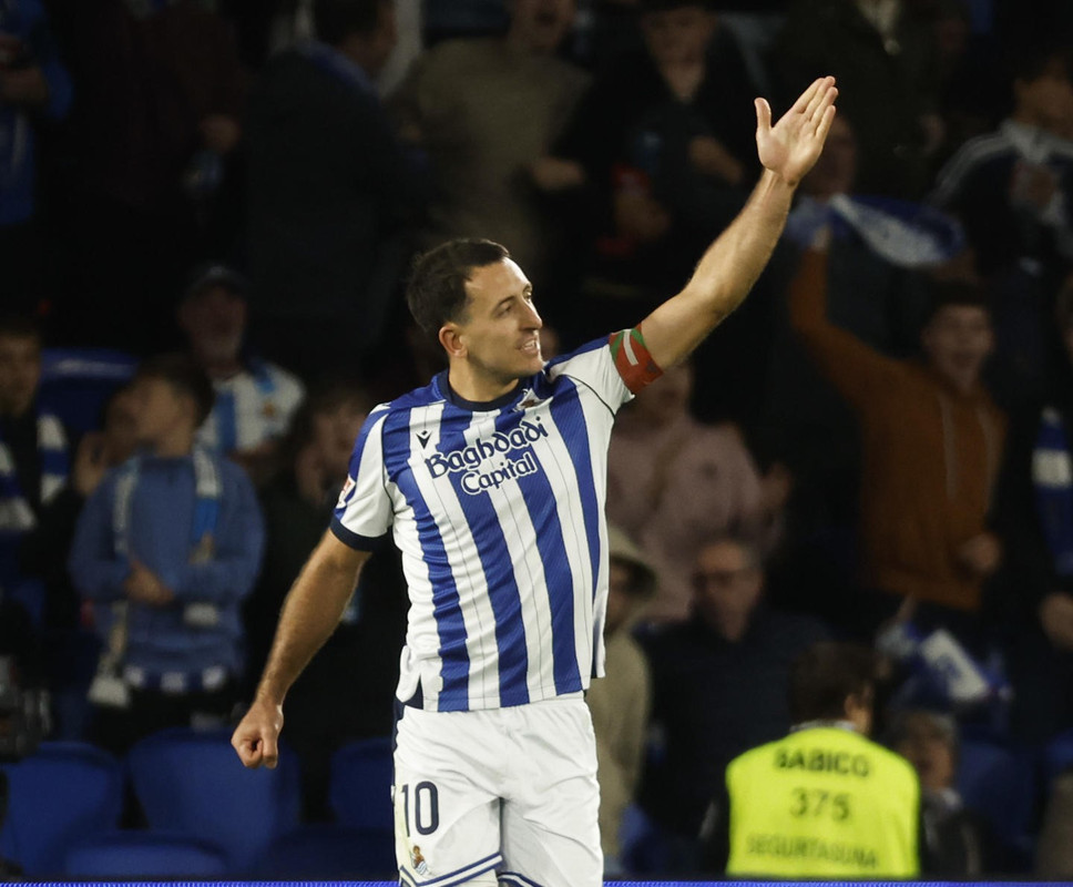 Oyarzabal le tiende la mano a su entrenador