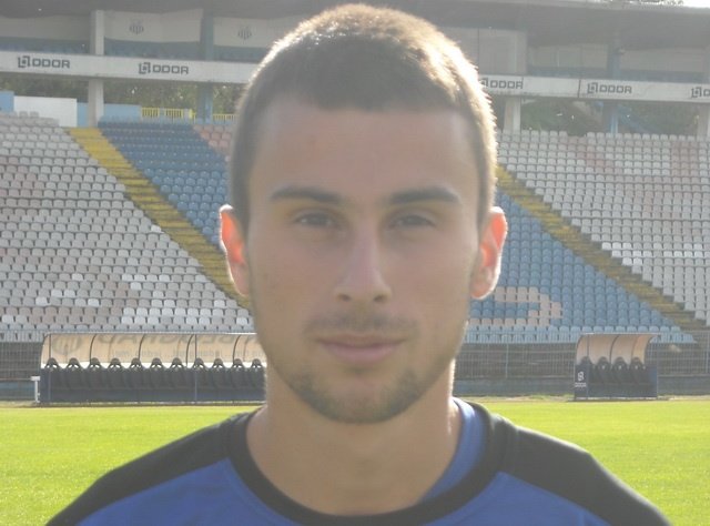 Milan Gajic se realiza la foto oficial para la página web del equipo. OFKBeograd