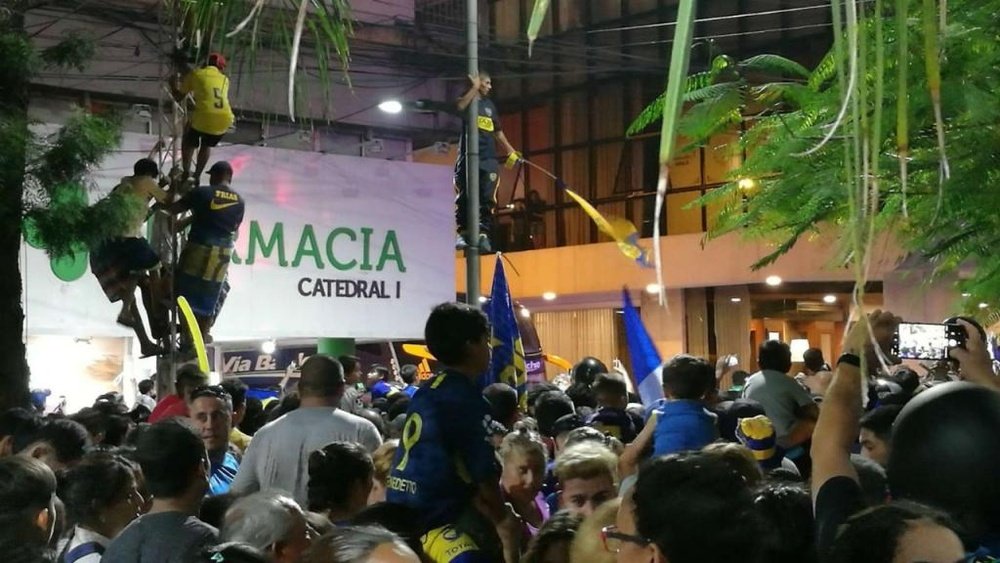 Miles de aficionados cortaron las calles para recibir a Boca. Captura/MundoXeneize