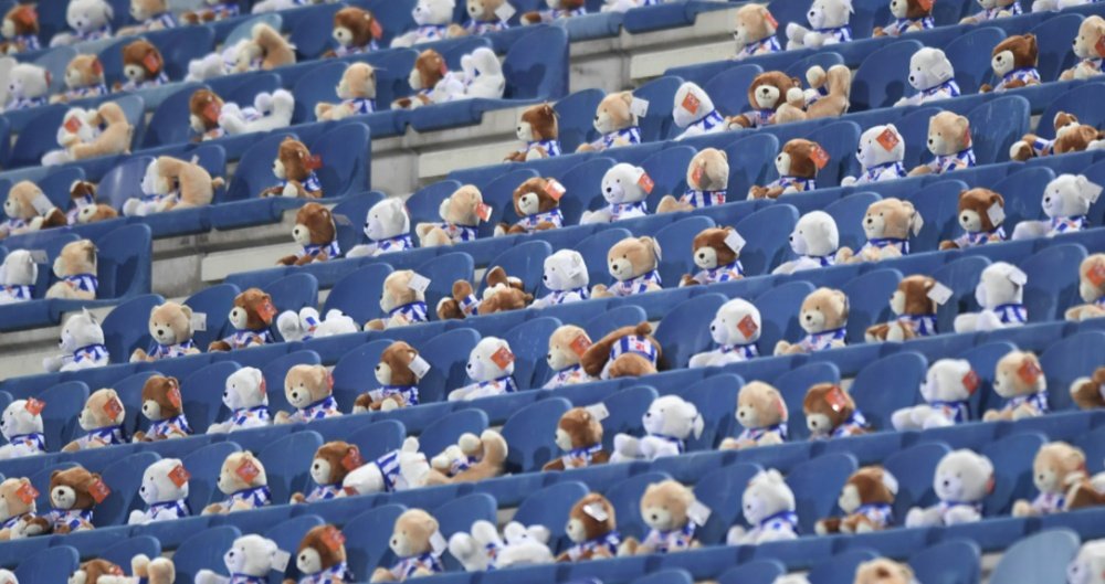 Thousands of teddy bears lined the stands. Twitter/scHeerenveen