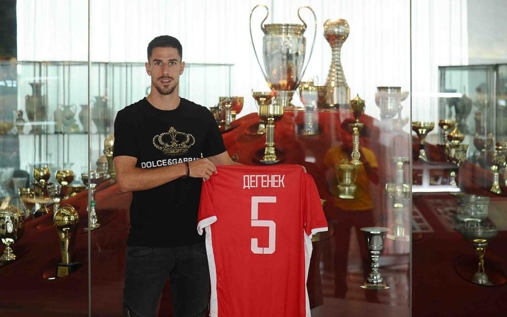 Degenek firma por el Estrella Roja. Twitter/crvenazvezdafk