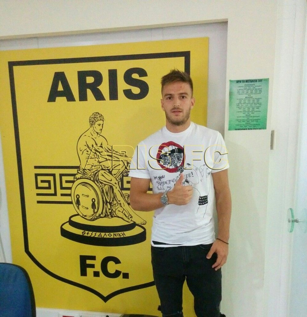 Milunovic posa como jugador del Aris. ArisFC