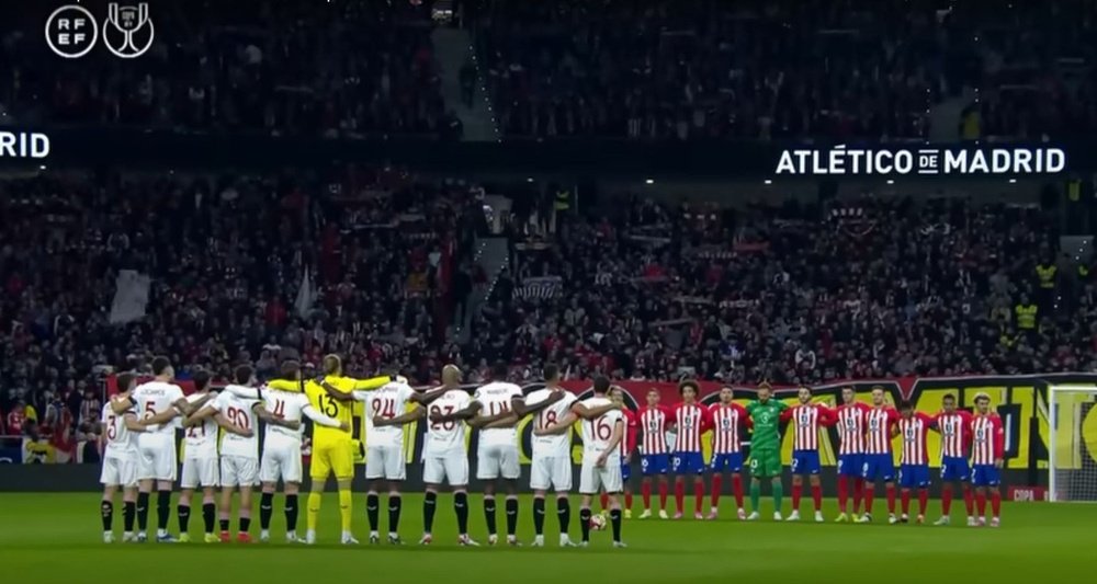 Atlético y Sevilla ya guardaron silencio por las víctimas en Copa. YouTube/RFEF
