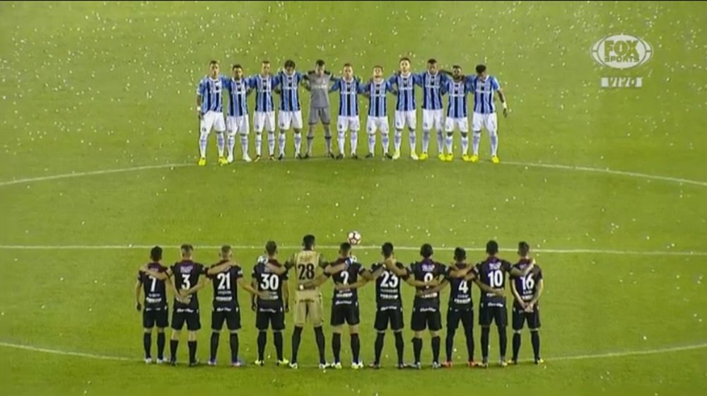 Minuto de silencio en el Lanús-Gremio de la final de la Libertadores. Captura/FoxSports