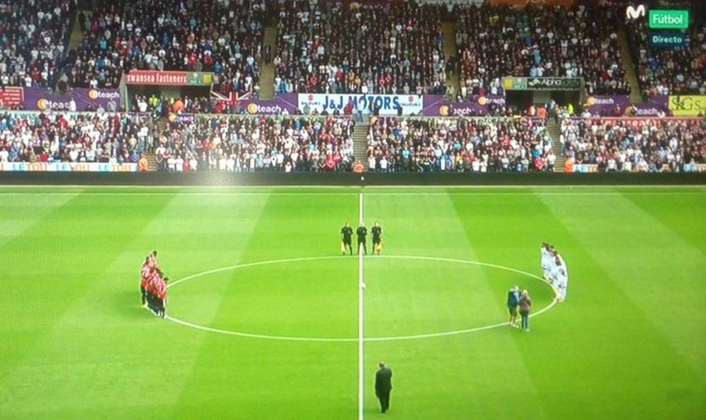 En el Liberty Stadium se guardó un minuto de silencio por las víctimas del atentado. MovistarFútbol