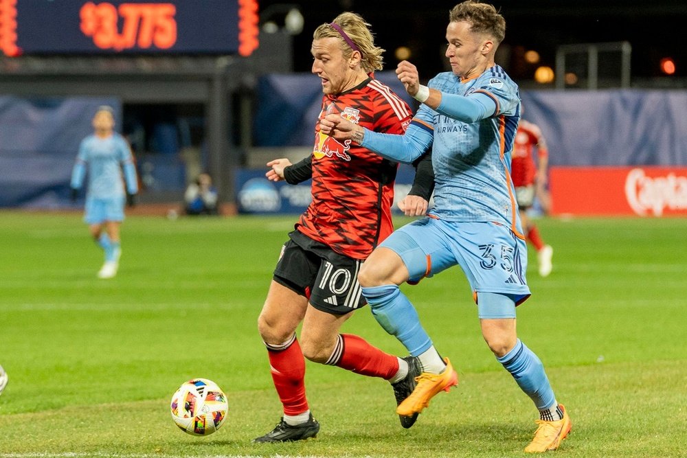 El derbi de Nueva York es rojo y negro. EFE/Ángel Colmenares