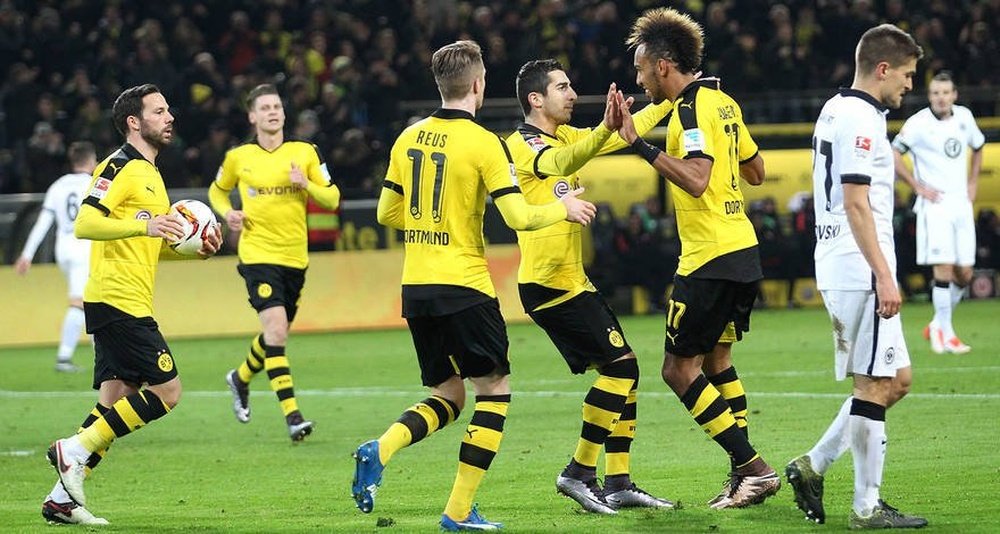 Mkhitaryan, Aubameyang y Marco Reus celebran uno de los goles del Borussia de Dortmund al Eintracht de Frankfurt. Twitter
