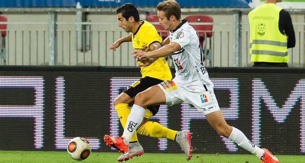 Mkhitaryan pugna por el balón durante el partido que enfrentó a Borussia Dortmund contra Wolfsberger AC en la Fase Previa de la Europa League. Twitter