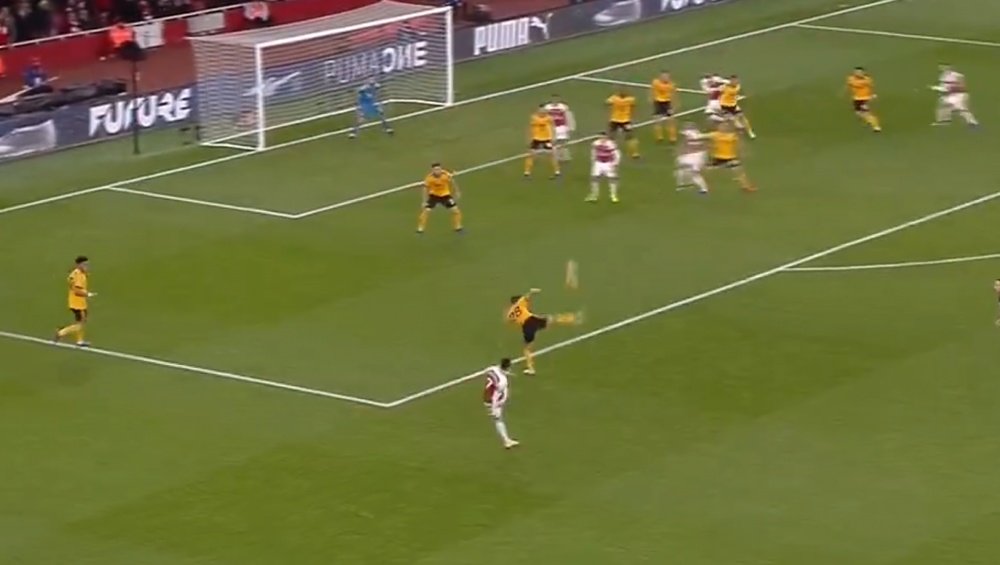 Mkhitaryan scored a lucky goal for Arsenal. Captura