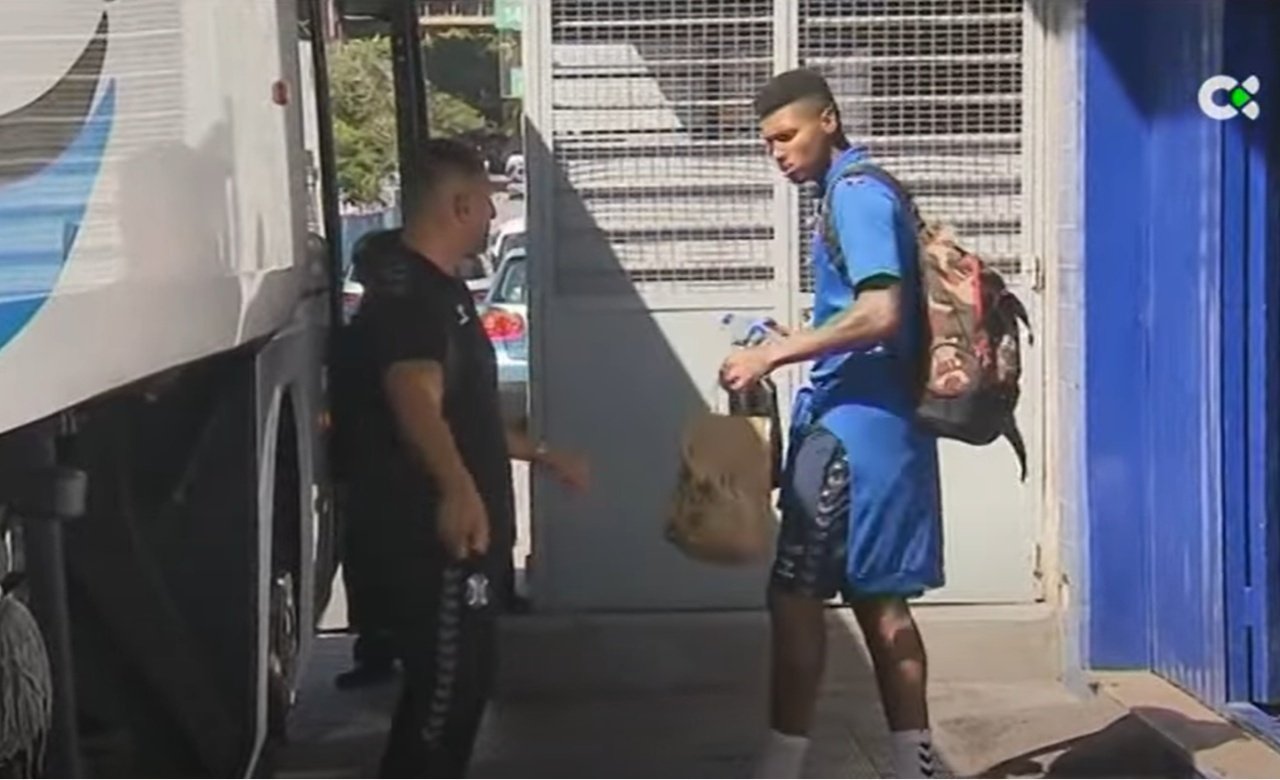 Moha Ramos, the goalkeeper of the Tenerife reserve team who had been in jail since 29th July, has been released thanks to the work of the legal services of the Tenerife team. The newspaper ‘Marca’ reports on his situation, which now leads to a return to training with the ‘Chicharrero’ B team. He was deprived of his liberty for failing to comply with a summons for drink-driving in 2018.