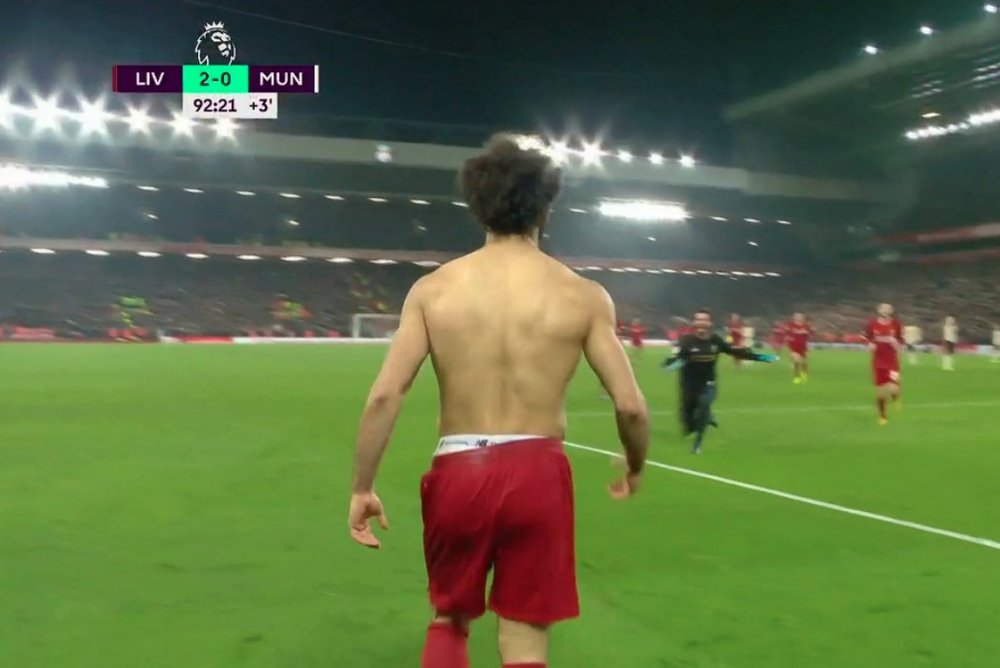 Salah marcó y lo celebró con su asistente, Alisson. Captura/DAZN