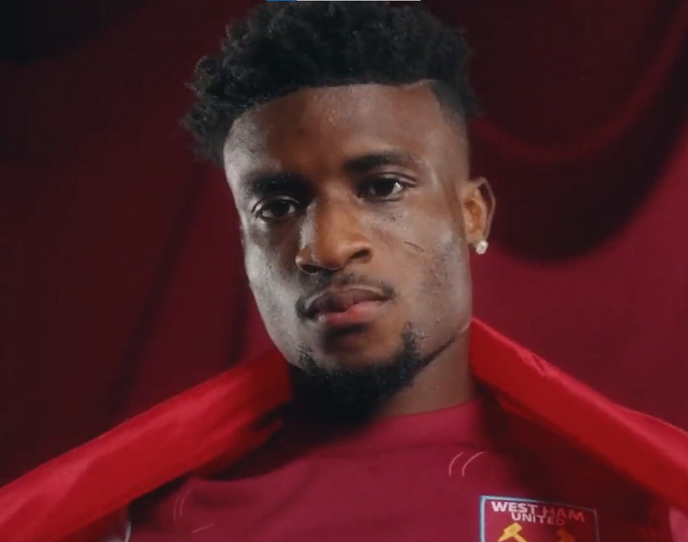 Mohammed Kudus posa como nuevo jugador del West Ham. WestHam