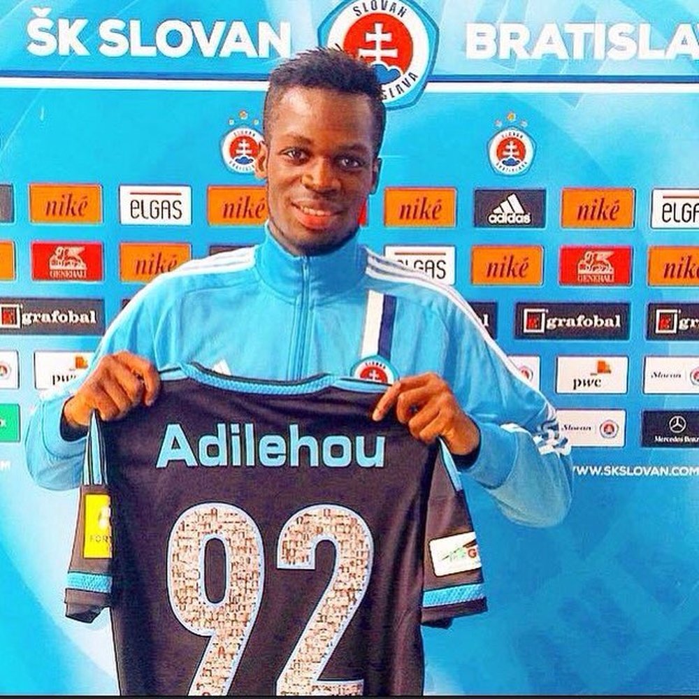 Moise Adilehou, en su presentación como nuevo jugador del Slovan Bratislava. Twitter